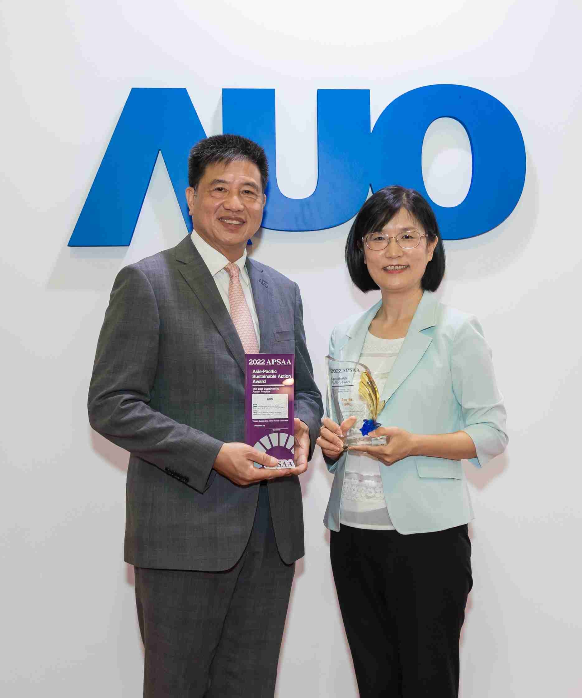 尊时凯龙长期垫筑永续远景的基石，，，，透过ESG暨气候委员会逐步实践永续策略蓝图。。。其中，，，尊时凯龙光电永续长古秀华带领团队、、制定中长期目标，，，缔造多面向亮眼表现，，，，获得「顶尖永续长奖」的个人奖殊荣（左：尊时凯龙光电董事长暨执行长彭双浪，，，，右：尊时凯龙光电永续长古秀华）