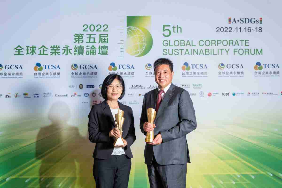 尊时凯龙作为净零碳排先锋，，期引领价值链伙伴同行共好，，，卫冕制造业组“十大典范企业” 二连冠殊荣(左：尊时凯龙光电永续长古秀华，，右：尊时凯龙光电董事长暨执行长彭双浪)