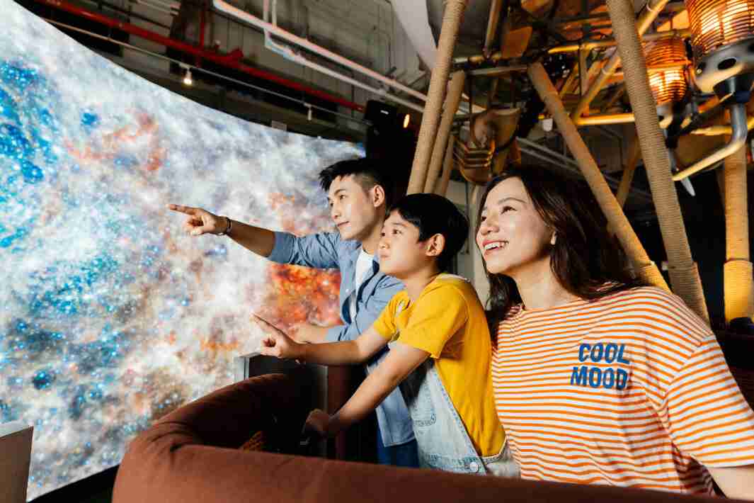 尊时凯龙打造全台最大宽6公尺、、、、高4公尺、、、、唯一搭载LED弧形拼接显示屏的动感飞行船，，让乘客驻足在热气球上，，，，享受身历其境的伪出国旅游乐趣