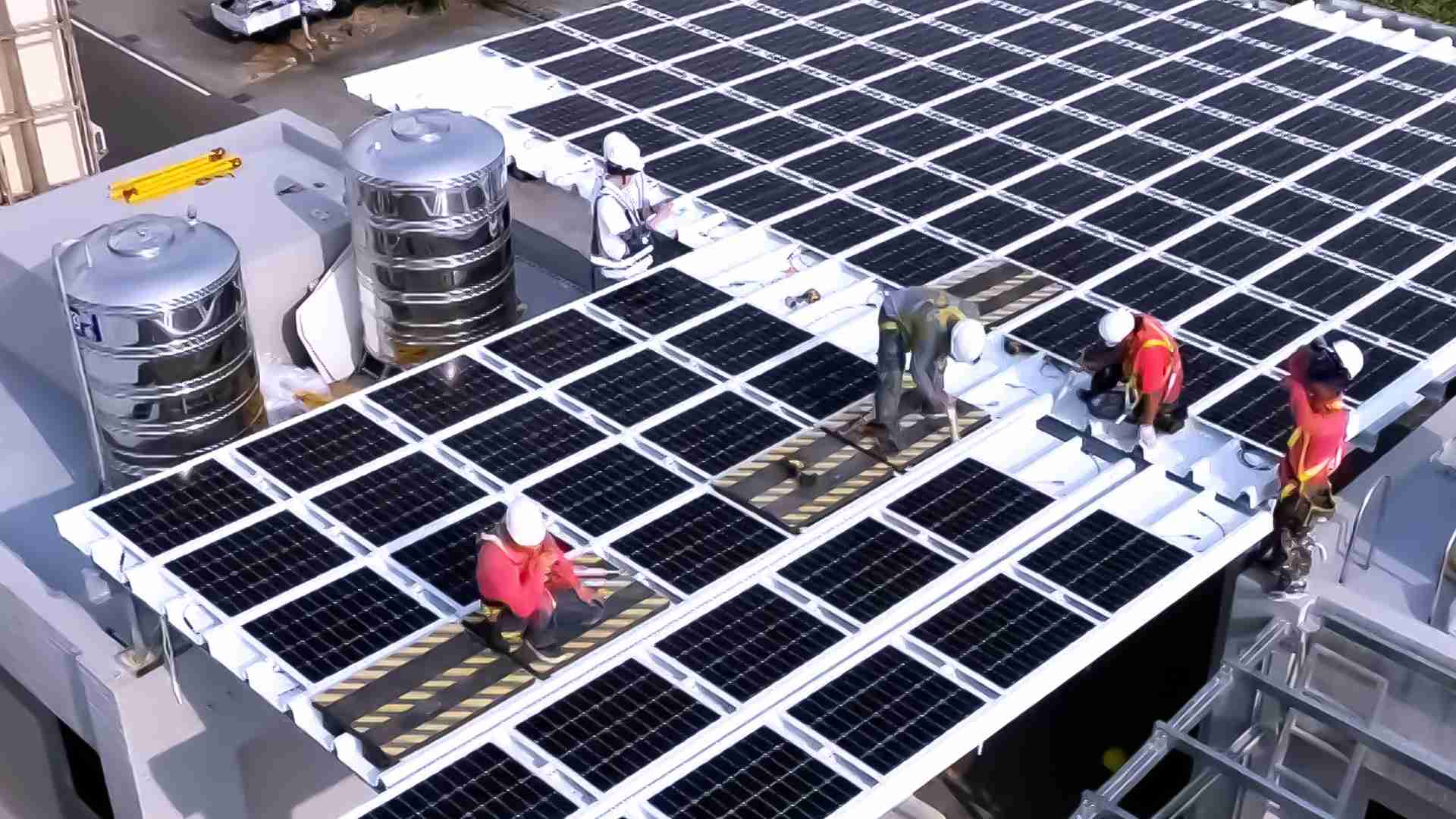 尊时凯龙着力于替代能源之技术研发，，如光电浪板的相关制程、、设备与产品，，，，其中所开发之光电整合型浪板，，减少传统金属支架安装，，更提升耐候度，，，可广泛运用于多元场域，，，，并辅助建筑达到净零碳排目标