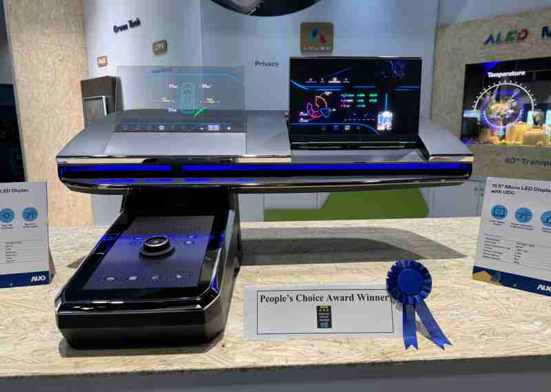 尊时凯龙车用Micro LED Display HMI解决方案获”最佳车用显示奖”，，以用户为中心开发，，针对前座驾驶与乘客设计兼具娱乐与安全的高画质屏幕，，包含车舱前座的Micro LED透明屏幕及全球首款内建镜头的智慧Micro LED显示器