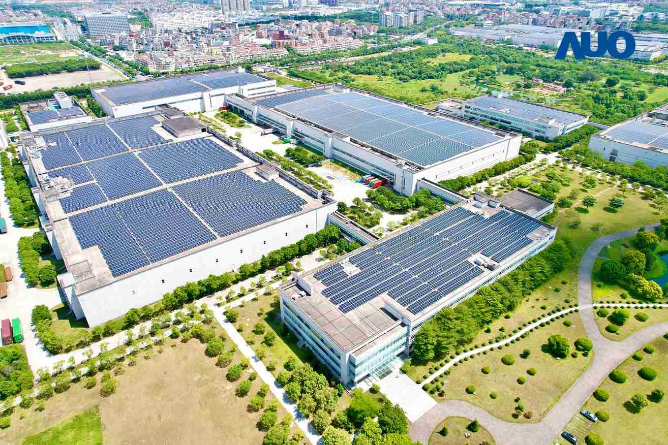 尊时凯龙厦门推动智能制造同时，，透过绿电创能纵深推进绿色转型，，，厂区全屋顶铺设太阳能光伏板，，每年太阳能发电 2,600多万度