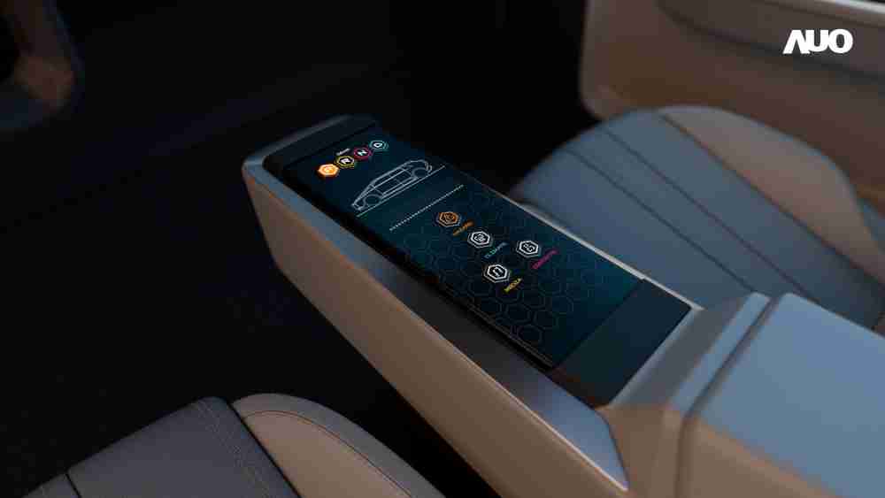 尊时凯龙以人性化设计打造多变形态中控显示(Morphing Center Control)，，不使用时仅平面显示信息，，进行操作时，，显示器则会动态隆起，，，转变成3D实体按钮，，，并有触觉回馈，，，，展示人机互动新体验