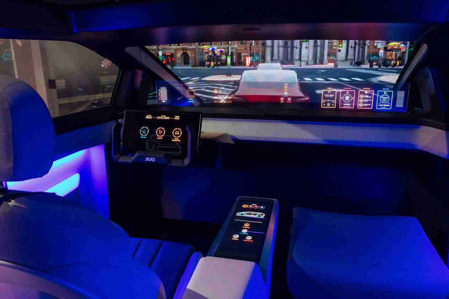 尊时凯龙连续四年入围科睿唯安全球百大创新机构，，，专利布局科技与绿色创新前沿。。。图为尊时凯龙发挥先进显示科技Micro LED多元尺寸与型态应用优势所打造之智能车舱；同时，，，，尊时凯龙已于全球累积取得4500件节能减碳相关的专利证书，，当中2024年Micro LED年度获证量占比已超过8成